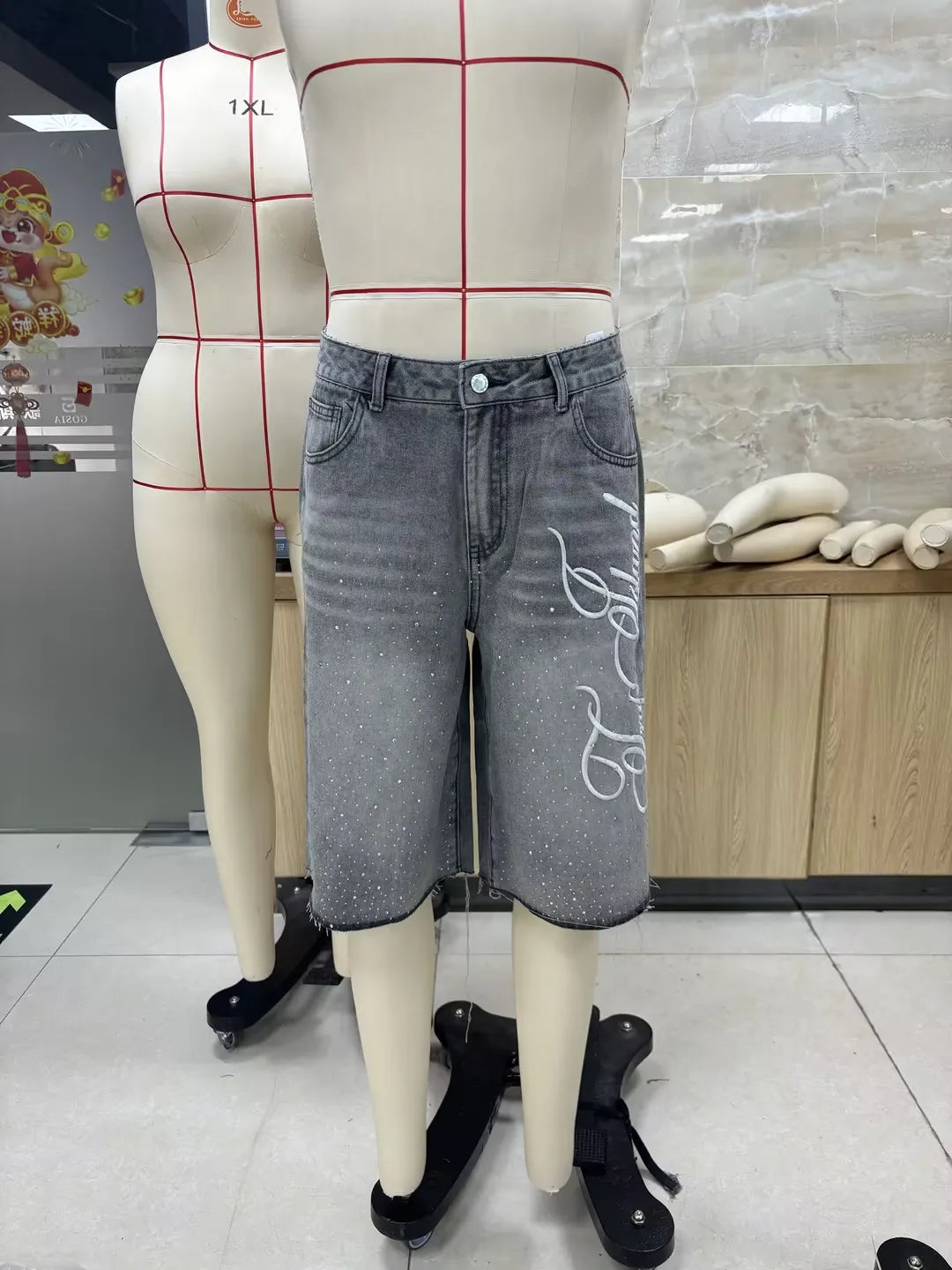 Men's Summer Casual Denim Shorts Knee Length Trendy Letter Embroidered Rhinestone Jeans Shorts Fashion Streetwear