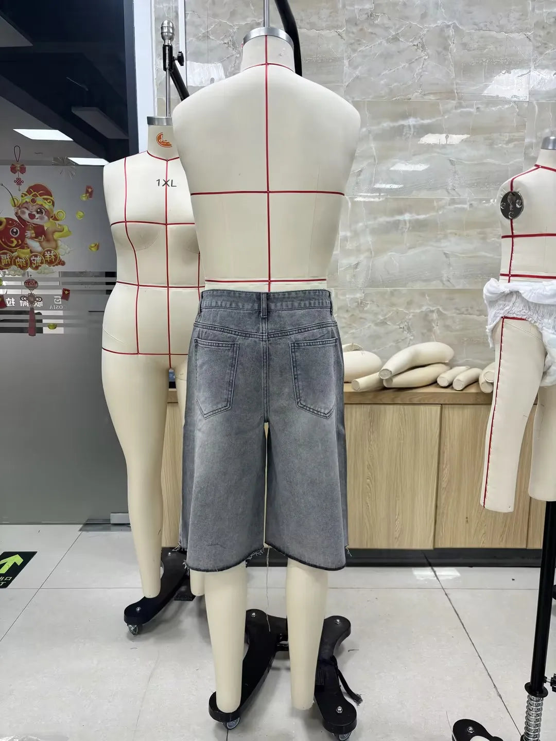 Men's Summer Casual Denim Shorts Knee Length Trendy Letter Embroidered Rhinestone Jeans Shorts Fashion Streetwear