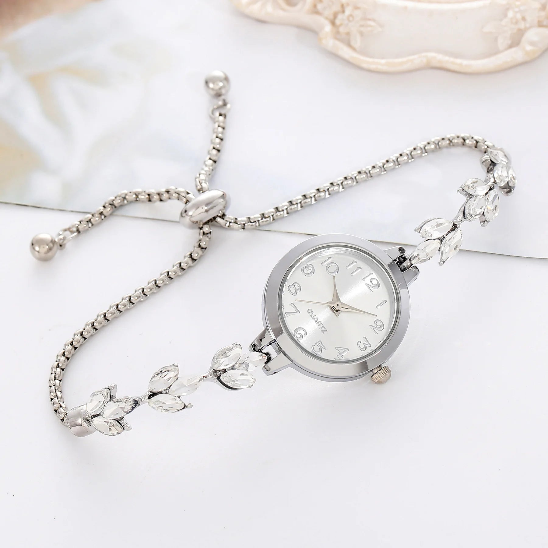 New Fashion Heart-shaped Ribbon-Strap Diamond-Studded Flower Watch for Women with Adjustable Bracelet