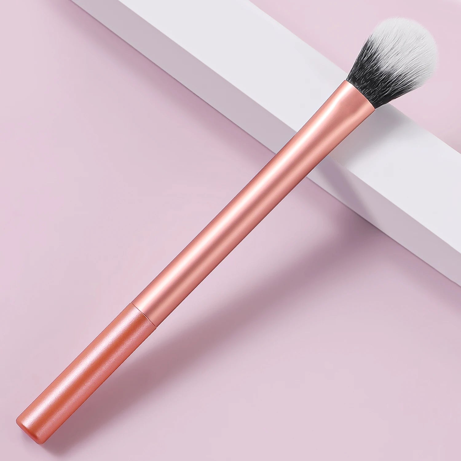 Single portable sloped eye shadow makeup brush beauty tool